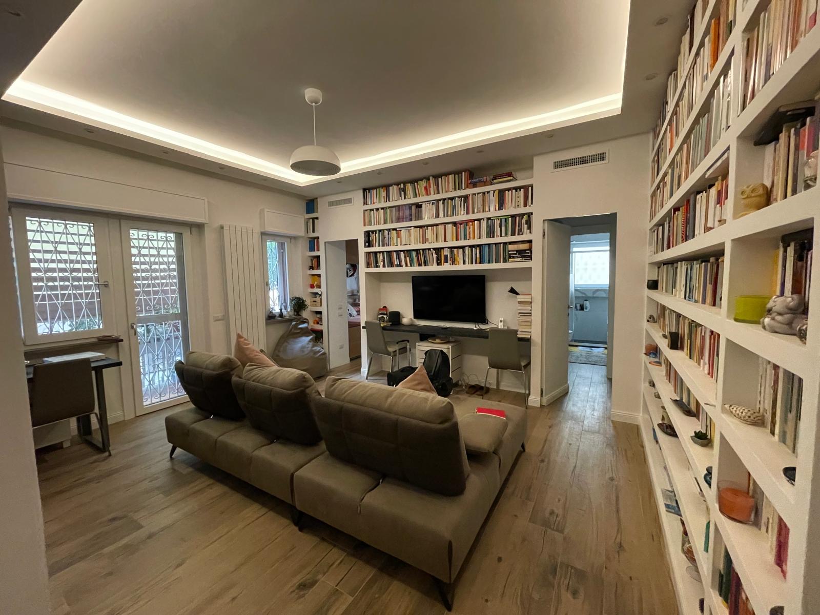 📚 Un living progettato intorno alla libreria