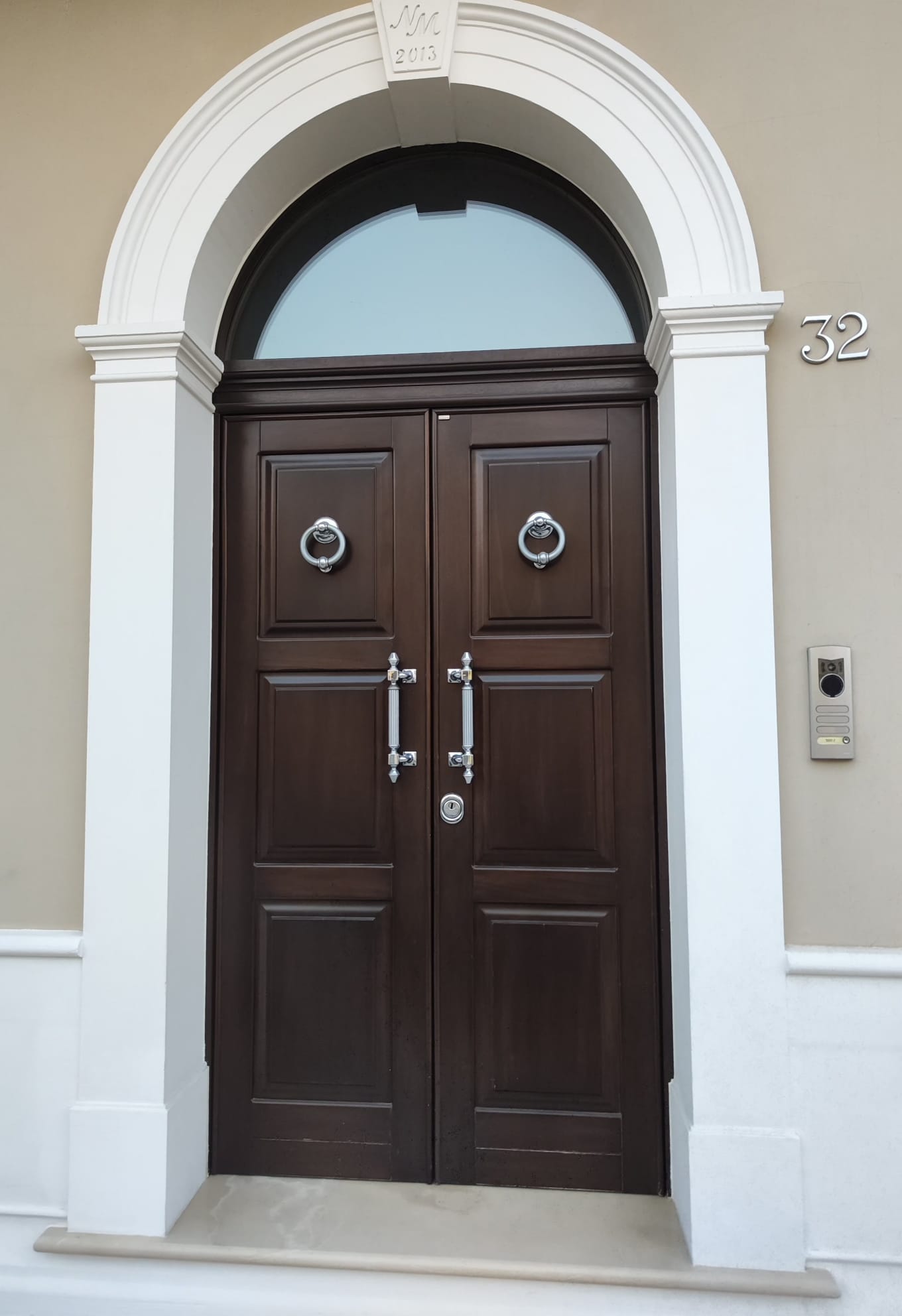 PORTA DI SICUREZZA A DUE ANTE CON BUGNE PIATTE E SOPRALUCE AD ARCO.
